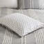 3 pièces d'édredon en coton double / grand gris. 100% avec rayures brodées colorées. Imprimé gris sur l'envers. Et 2 taies décoratives assorties. Lavable à la machine. . Aucune substance nocive grise double / grand. Motif vertical.-118742682-118742681