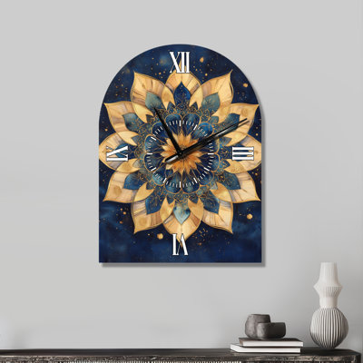 Mandala doré de la dévotion II - Horloge murale bohème en métal arqué, imprimée sur métal