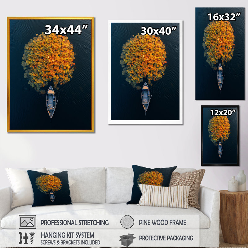 Arial View petit bateau sur le lac calme sur toile, H 32 po x l 24 po, Cadre flottant doré