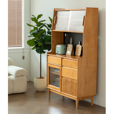 Armoire de rangement polyvalente en bois massif rétro intégrée au mur.