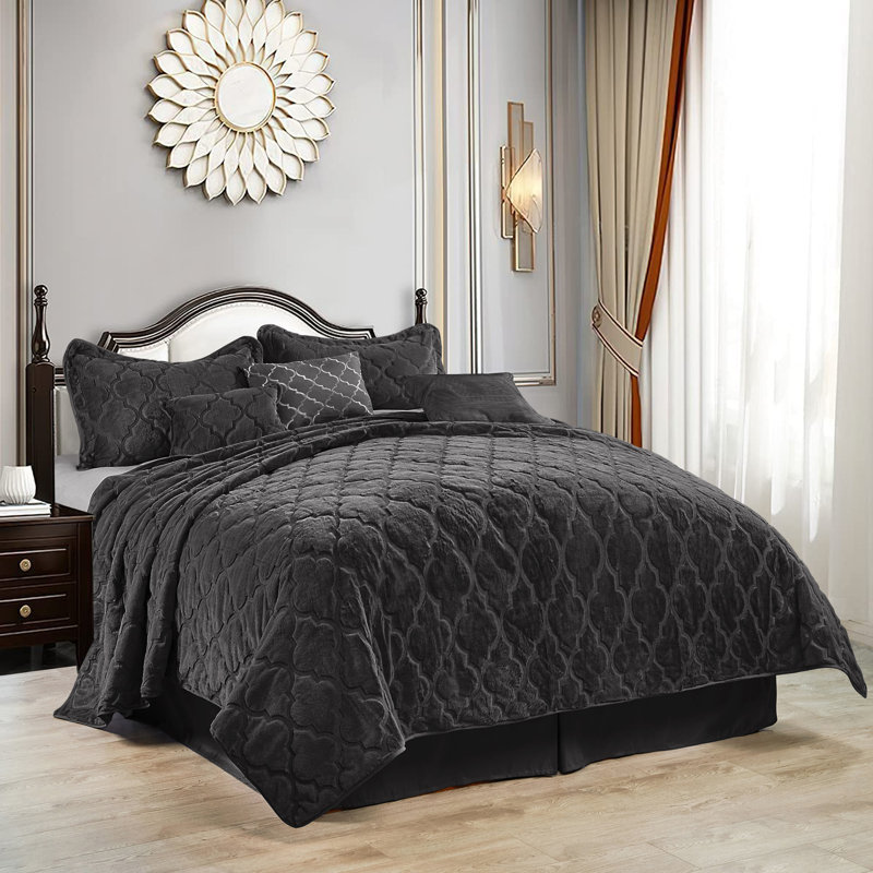 Polyester Geometric Shapes Quilt with Pillow Shams Included, Queen Quilt, Black