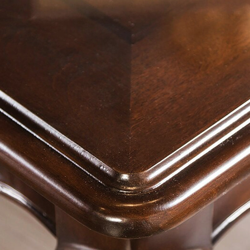 Table de bout en bois avec des reflets dorés en cerisier foncé