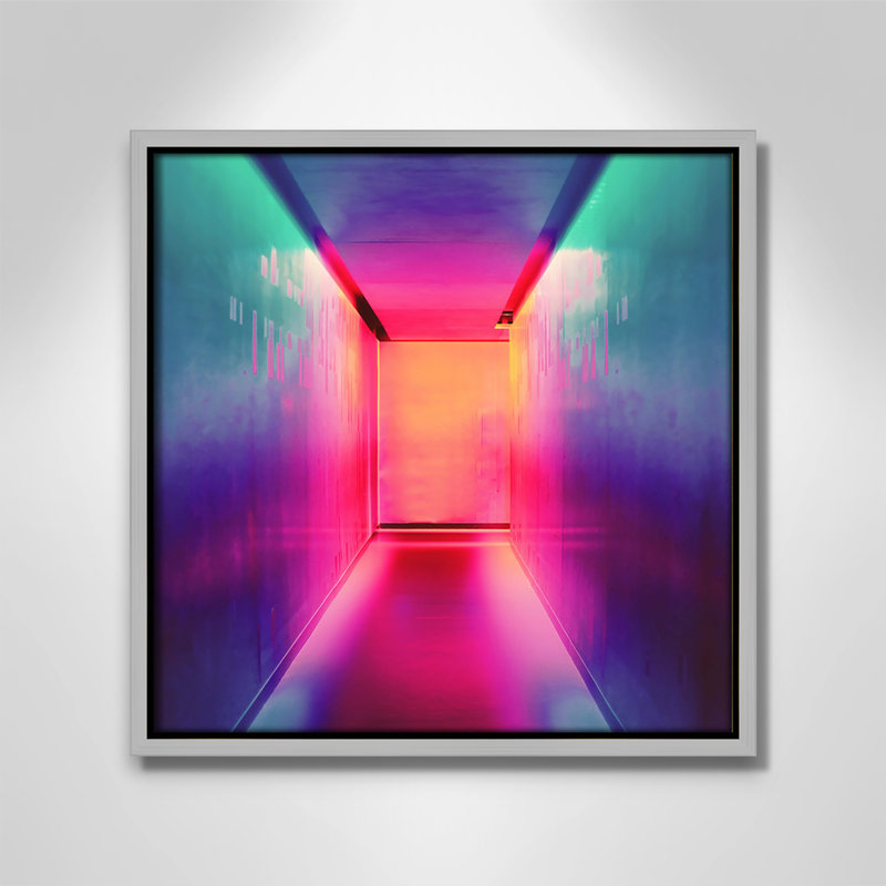 «Neon Wonderland I» par Efe Kurnaz, Encadrement argenté, H 13,5 po x l 13,5 po x P 2 po