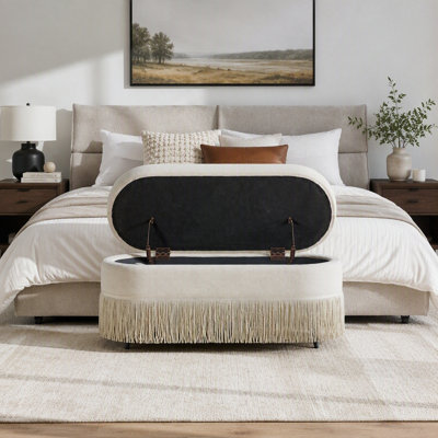 Repose-pieds ovale rembourré avec rangement à franges, couvercle relevable et pieds en métal