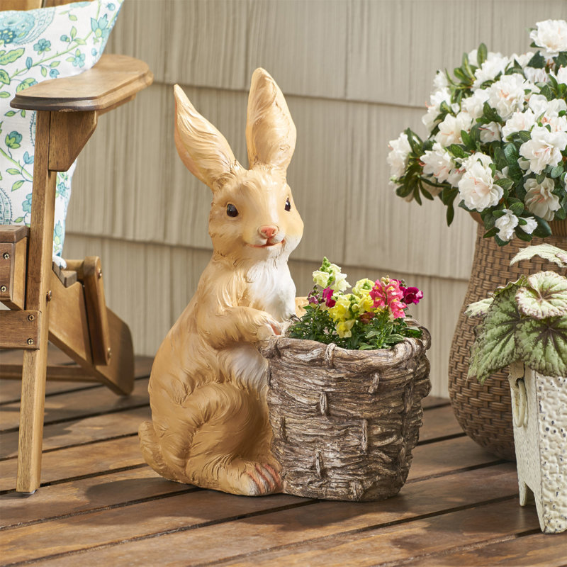 Charmante jardinière pour lapin, une charmante décoration de jardin et une façon créative de présenter des plantes et des fleurs.