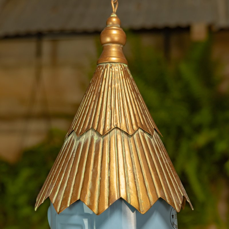 Maison d'oiseaux suspendue 30,25 po en métal et porcelaine bleue «Arta»