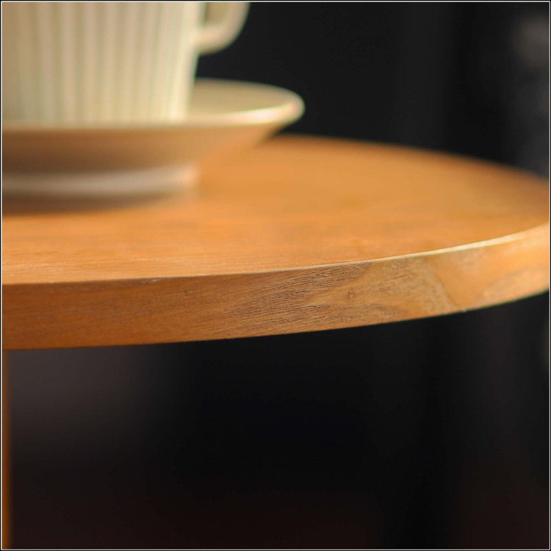 Table d'appoint ronde avec plateau de table en panneau de fibres à densité moyenne et pieds en bois de chêne massif
