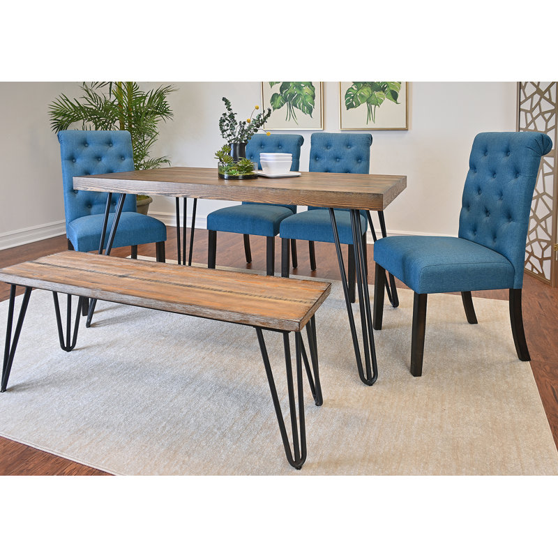Ensemble de salle à manger exquis avec table en épingle à cheveux, quatre chaises et un banc pour une expérience culinaire améliorée et fonctionnelle