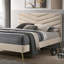 Lit très grand Mid-Century beige moderne avec tête de lit et pieds dorés capitonnés-130079101