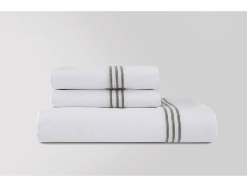 Paire de broderies gris Madison, L 32 po x l 20 po, Blanc / broderie grise
