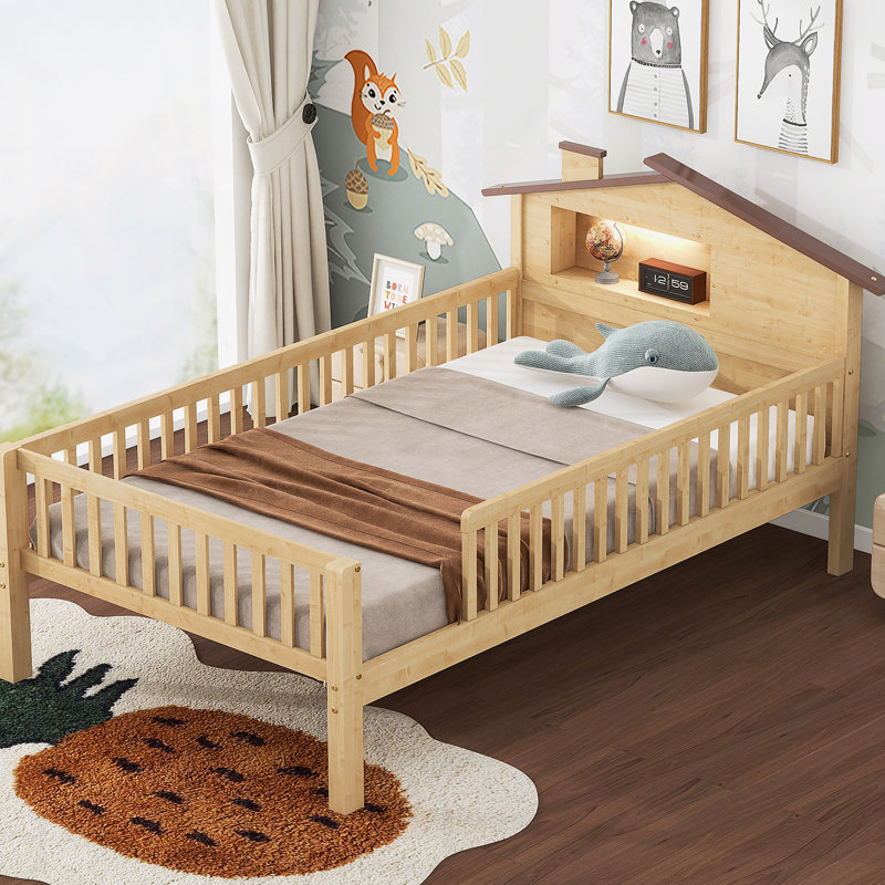 Lit plateforme simple en bois avec tête de lit en forme de maison enchanteresse, éclairage à DEL intégré et rangement pratique intégré pour une chambre à coucher de rêve.