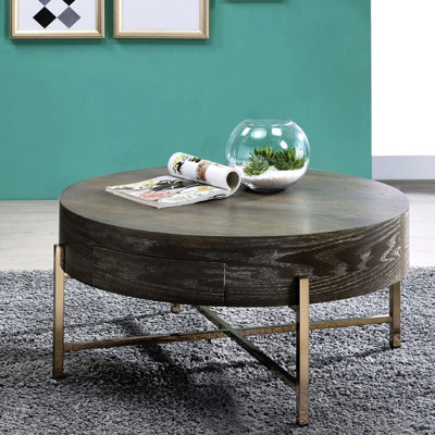 Table basse ronde brune avec une base en métal champagne et un tiroir, finition en bois de chêne foncé, 32 po de largeur, organisez votre placage à structure en X, carré, espace
