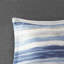 Literie bleu très grand / très grand en seersucker. 8 Collection. Motif à rayures aquarelle. . Édredon, taies décoratives, coussins, courtepointe, taies décoratives. Lavable à la machine. Édredon et courtepointe Tranquil Decor. . Comprend-124826304-124826303