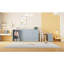 Grand lit avec prise de courant en gris, vaste espace de rangement et mobilier gris accessible, installation massive