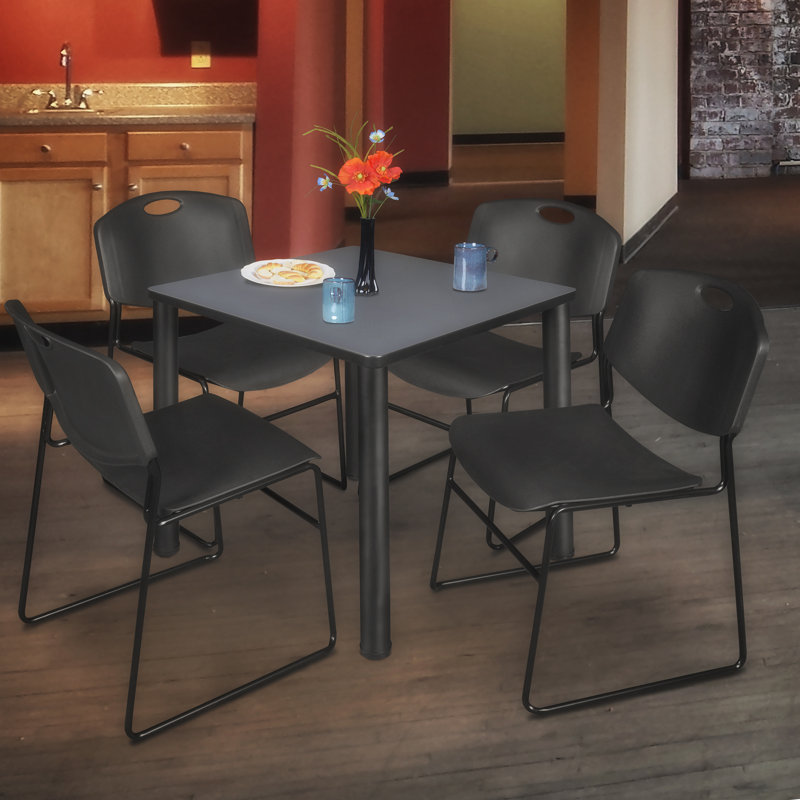 Plateau de table Kee Square, 4 chaises empilables Zeng, H 29 po x l 30 po x P 30 po, Gris / noir, Noir