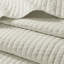 Couette 3 pièces couleur crème, format grand lit/queen, en microfibre et coton réversible pour des nuits paisibles et un confort optimal. Garnie de coton.