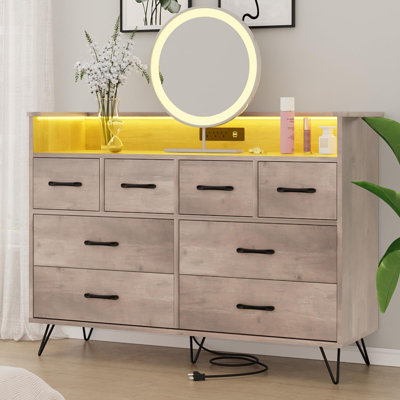 Commode 8 tiroirs, commode pour chambre à coucher avec lumières à DEL et station de charge, commode en bois pour le salon