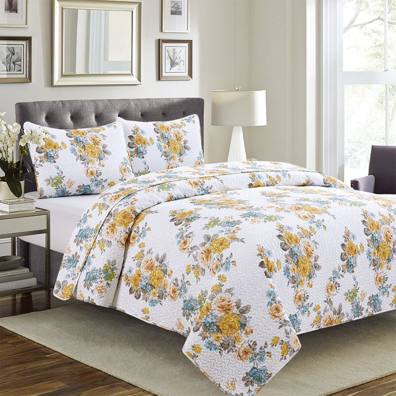 Luna Polyester Percale Floral Quilt, King Quilt + 2 King Shams