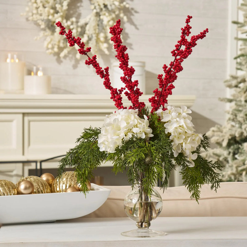 Arrangement d'hortensias blancs, de baies rouges Ilex et de baies de genévrier Real Touch