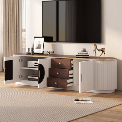 Meuble télé minimaliste moderne pour téléviseurs jusqu'à 80 pouces, centre multimédia avec 3 tiroirs, 1 tablette réglable, 2 placards à portes vitrées, poignées en métal, placage imitation bois, côtés rainurés et incurvés, passe-câbles, base robuste pour le salon
