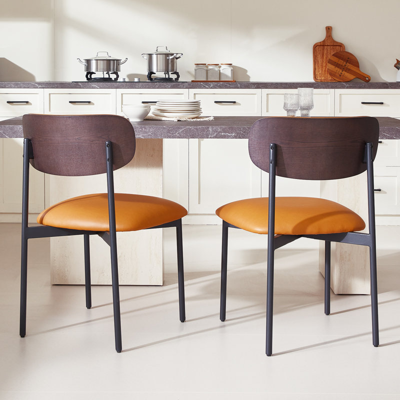 Ensemble de 2 chaises de salle à manger en similicuir brun avec accoudoirs rembourrés avec dossier en grain de bois, chaises de salle à manger modernes avec dossier incurvé et pieds en métal