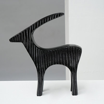 Sculpture de cerf noir côtelé | Figurine de table contemporaine en aluminium | 6 x 1 x 6,8 po