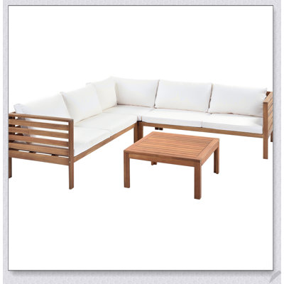 Ensemble de canapé d'extérieur en forme de L en bois avec coussins beiges et accessoires en métal durable, parfait pour les réunions de famille et les réceptions.