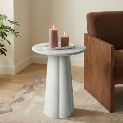Table d'appoint ronde Trevo avec base festonnée, l 14 po, blanc délavé
