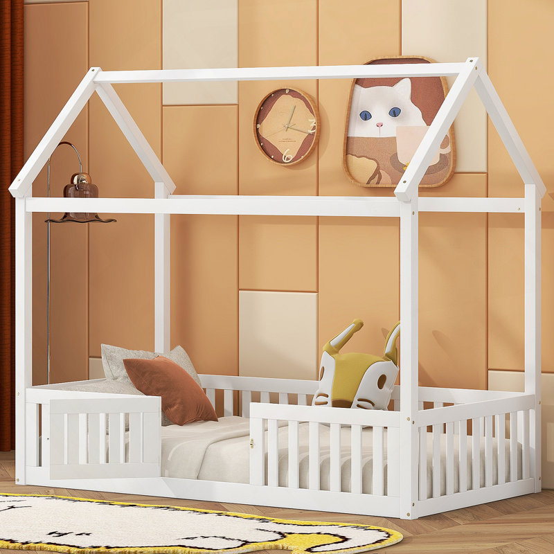 Lit simple en bois avec clôture et porte, blanc