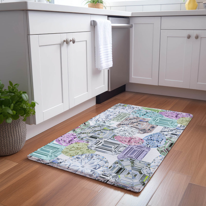 Geometric Area Rug in White, Rectangle 1'8" x 2'6"