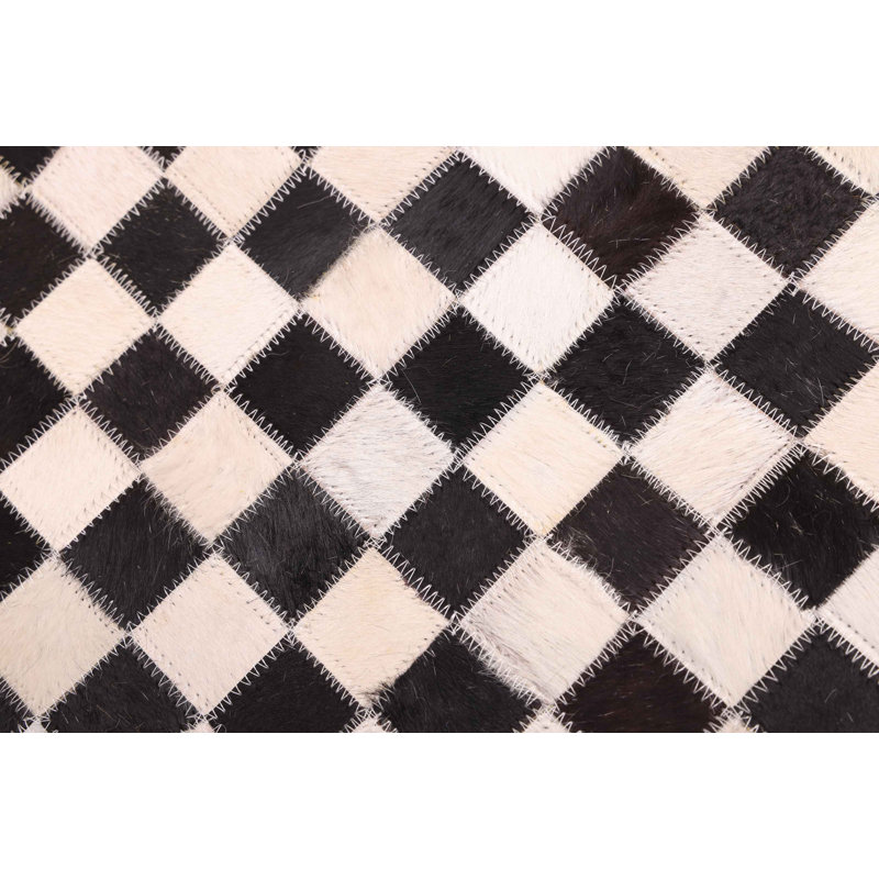 Tapis noir en peau de vache patchwork crème 5 pi 1 po x 5 pi 1 po