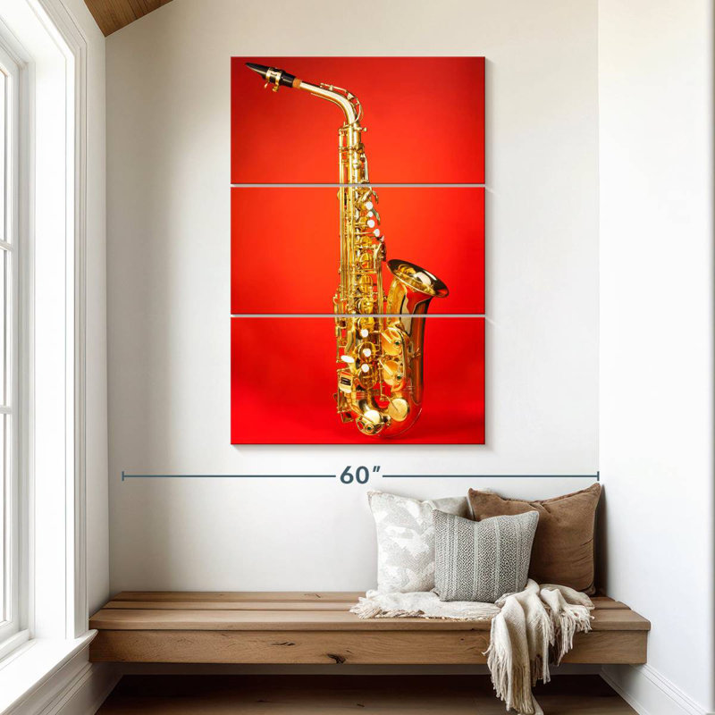 Abarca saxophone sur fond rouge