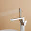 Robinet de baignoire autoportant à poignée simple 34,45 po Modern avec douche à main-129414754