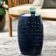 Table d'appoint de jardin en fer forgé bleu foncé ajouré, 30,3 cm x 30,3 cm x 45,8 cm, élégante et prête à monter.
