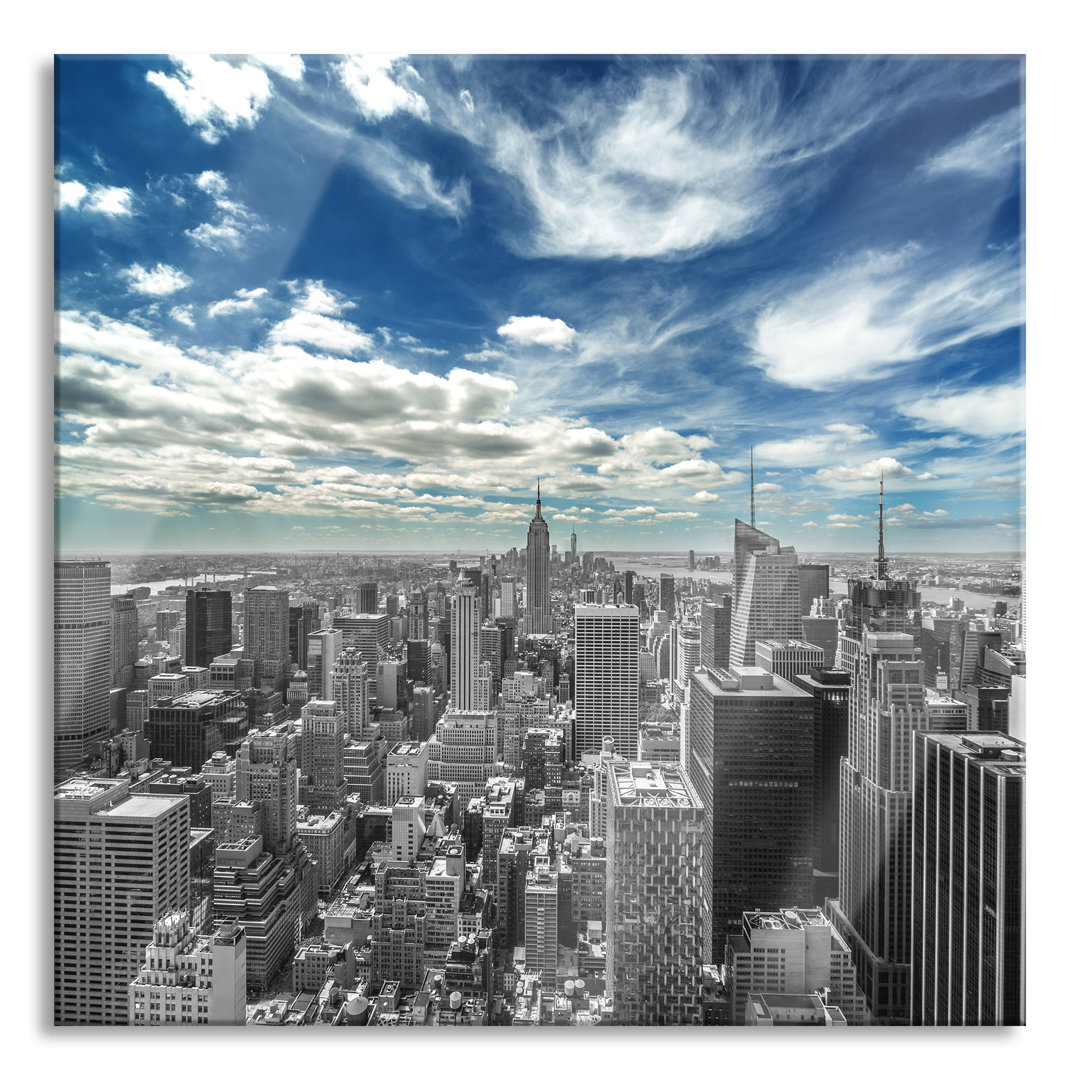 Glasbild New York unter bewölktem Himmel