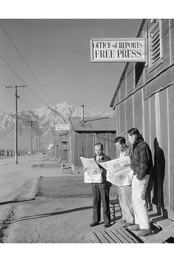 Roy Takeno and Group par Ansel Adams - reproduction de photo, H 30 po x l 20 po