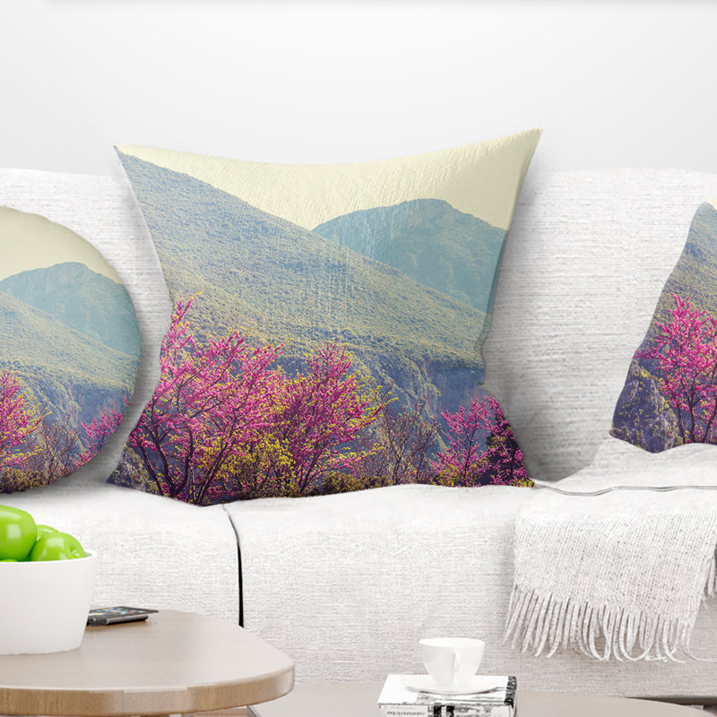 Fleurs roses en fleurs dans les montagnes - Coussin imprimé floral, 18 po x 18 po, Coussin décoratif