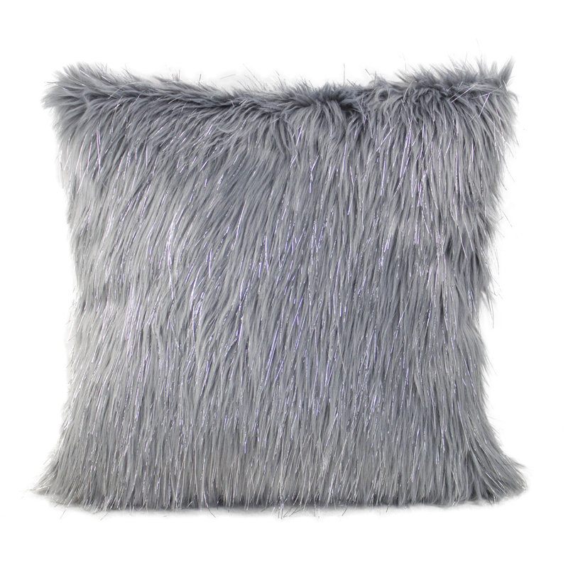 Coussin en fausse fourrure grise avec fil métallique argenté et insertions