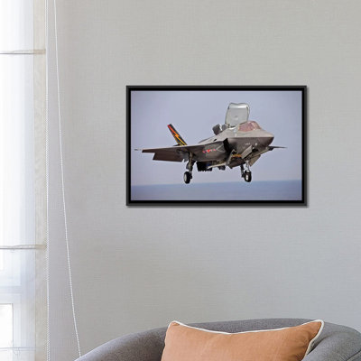 «An F-35 Lightning II Prépares for Landing», reproduction de photo sur toile