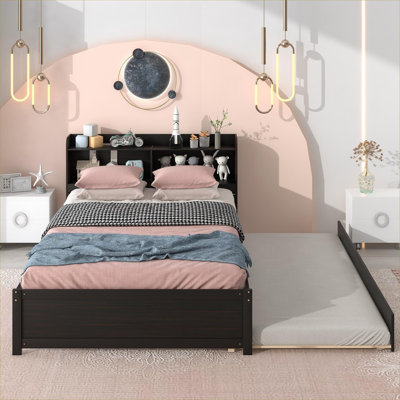 Lit plateforme en pin massif brun avec lit gigogne escamotable et tête de lit à rangement pour des espaces compacts et un style minimaliste