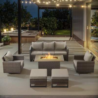 Ensemble de conversation pour patio en osier pour 5 personnes avec foyer, repose-pieds et coussins.