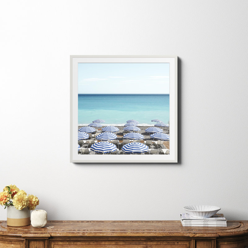 Photo de parasol bleu par Henrike Schenk, Oui, Papier avec cadre blanc, H 30 po x l 30 po x P 0,75 po