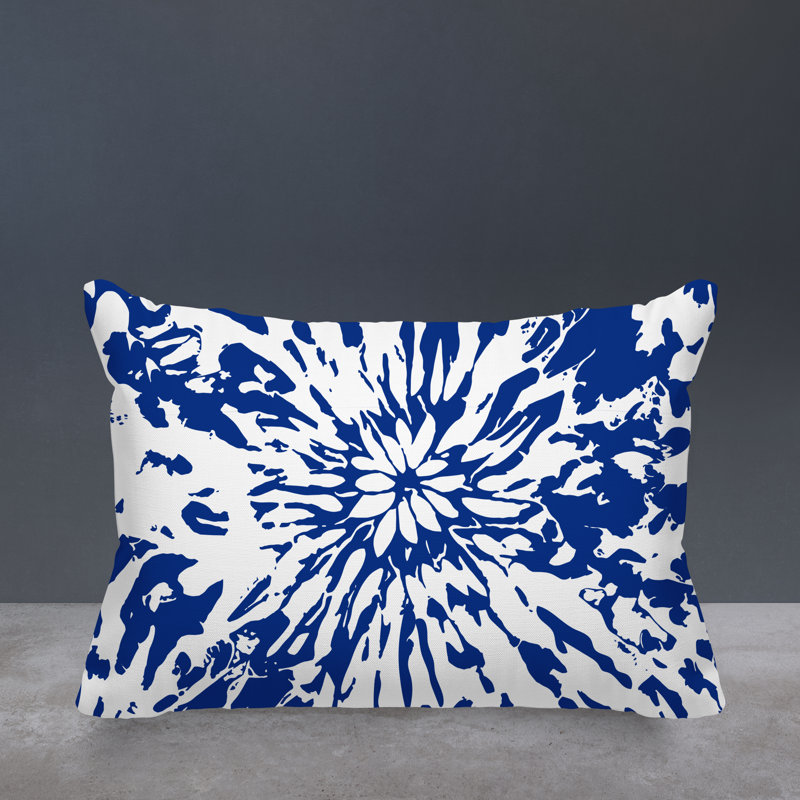 Coussin en polyester Percy Tye Dye Spun, H 14 po x l 20 po, Bleu marine / motif floral blanc