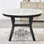 5 tables de salle à manger rondes en faux marbre et 4 chaises en velours gris, configuration sophistiquée foncée et contemporaine