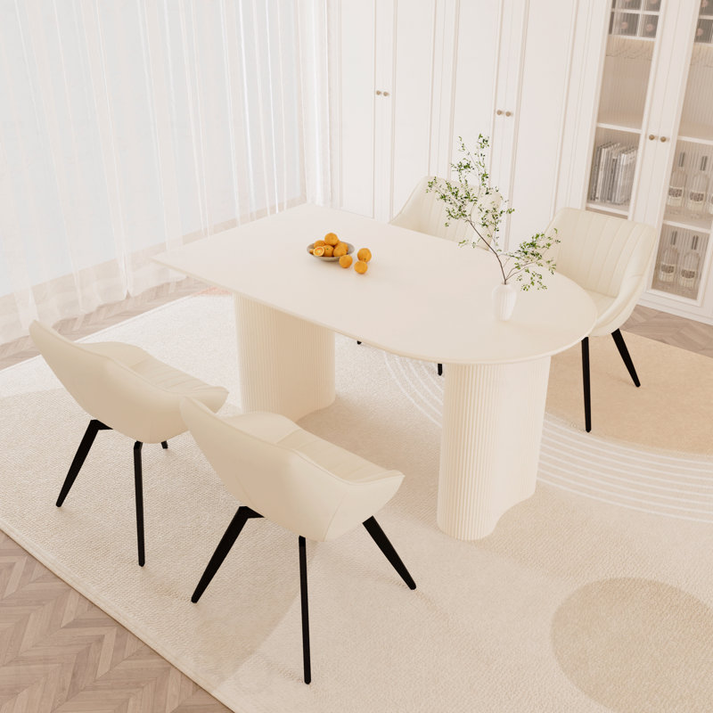 Ensemble de salle à manger 4 pièces de style médiéval moderne: table en MDF de 63 po de style crème et 4 chaises en polyuréthane beige, pieds en métal noir
