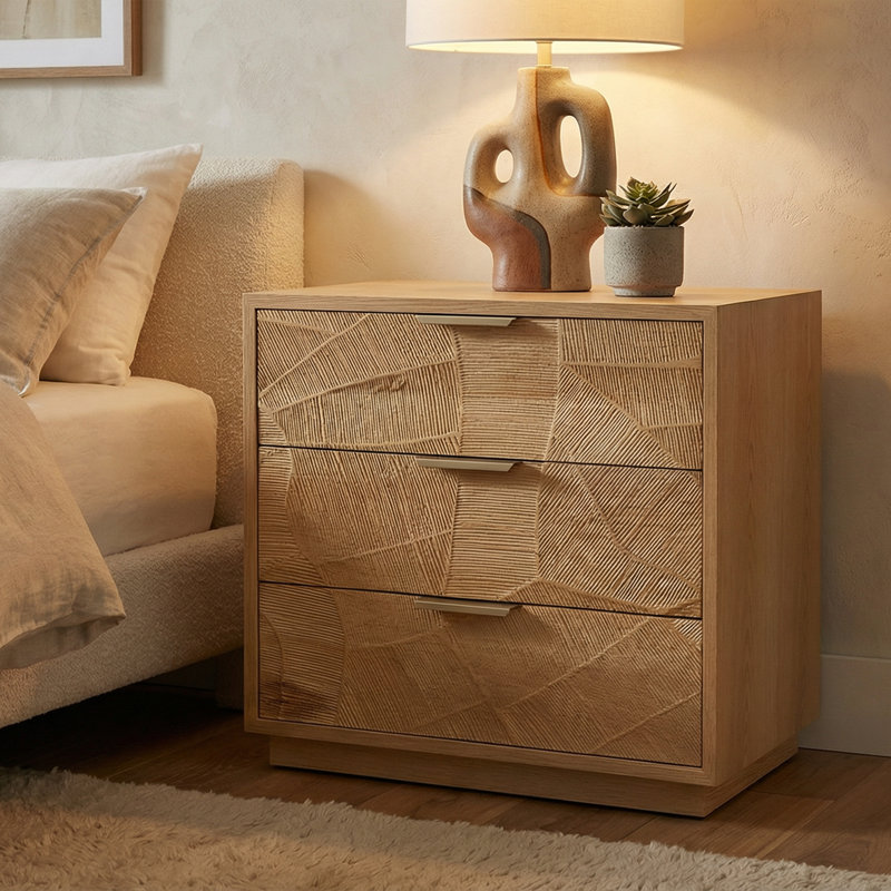Table de chevet en chêne blanc à 3 tiroirs avec porte sculptée à la main et poignées en acier inoxydable - Entièrement assemblée - 66 cm (L) x 46 cm (P) x 64 cm (H)
