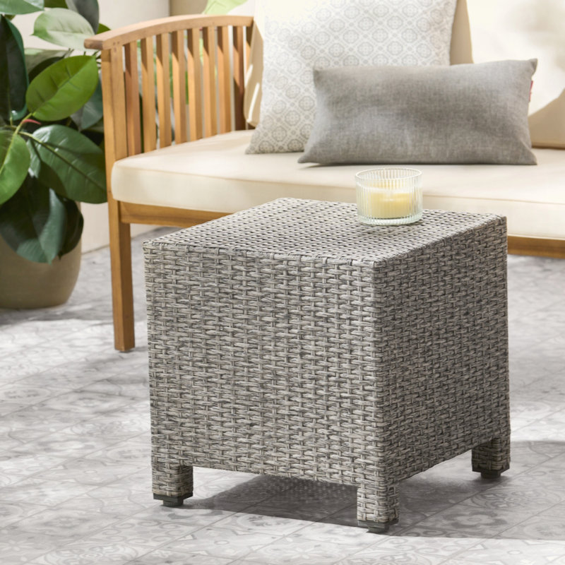 Charmante table d'appoint en rotin de polyéthylène pour un décor extérieur polyvalent