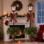 Ensemble de 2 lampadaires de Noël pré-illuminés, urne de Noël lumineuse avec nœud à carreaux, pommes de pin et baies rouges, décoration artificielle extérieure pour l'entrée de votre porte.