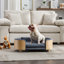 Lit pour chien surélevé de style scandinave avec pieds en bois massif et dossier en bois cintré, coussin en velours gris moyen-797052606