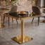 Table de bistrot carrée moderne de 61 cm (24 po) en faux marbre noir, idéale pour les petits espaces. Plateau avec revêtement UV, bordure en acier inoxydable doré et pied central. Facile à nettoyer.